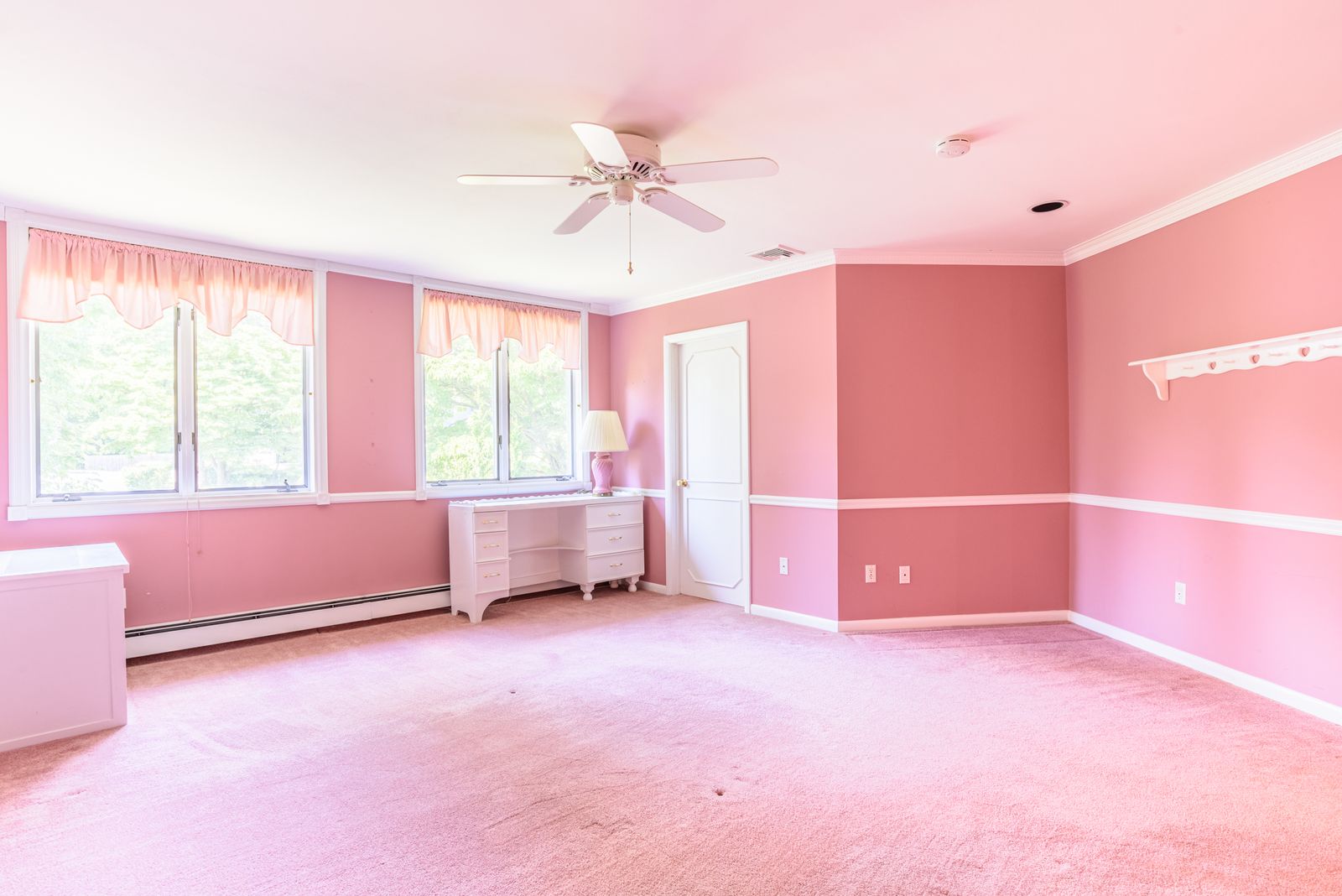 Bedroom with double exposure windows
