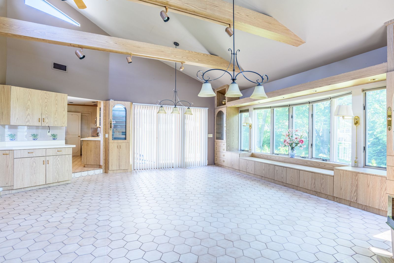 Eat-in kitchen with bay window